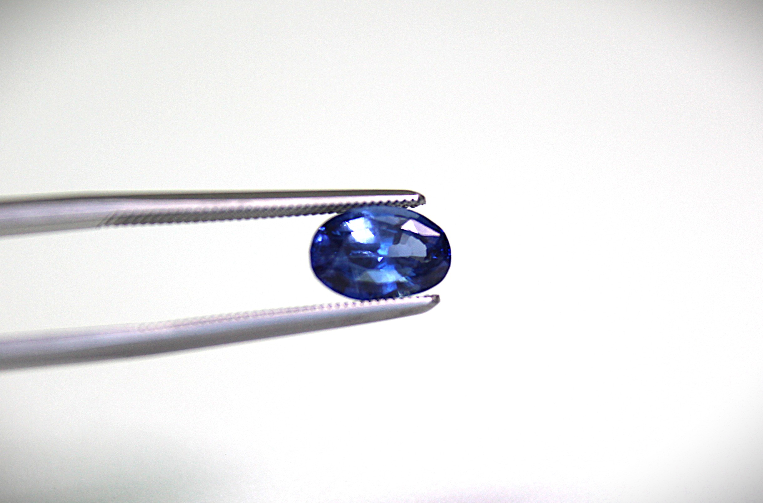 Sapphire gemstone lateral view