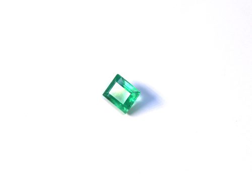 GM101 1 Medium light green Emerald in princess cut