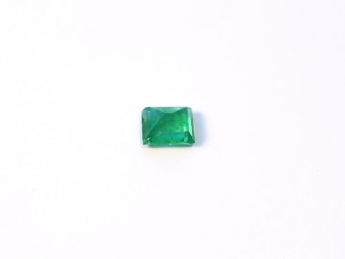 GM101 4 Medium light green Emerald in princess cut