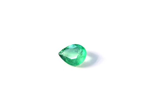 GM102 1 Light green natural Emerald in pear cut