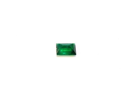 Medium dark green natural Emerald in princess cut