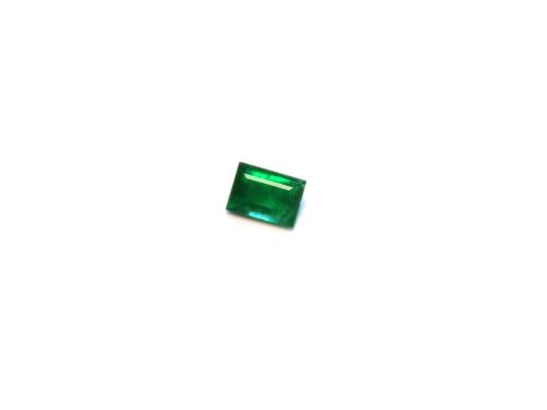 Medium dark green natural Emerald in princess cut