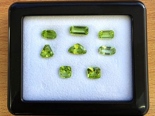 GM113 1 Peridot lot assorted shapes