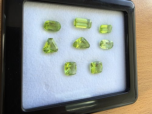GM113 4 Peridot lot assorted shapes